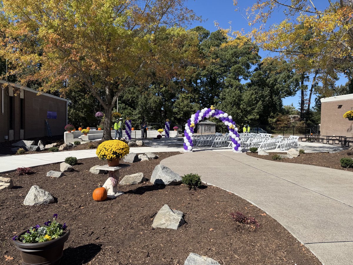 jasonhollar's tweet image. Blessed and grateful for the many hands and hearts who made our new courtyard possible! 🌿✨ A true testament to community, teamwork, and pride in our school. #MonarchPride #CommunityStrong #Blessed