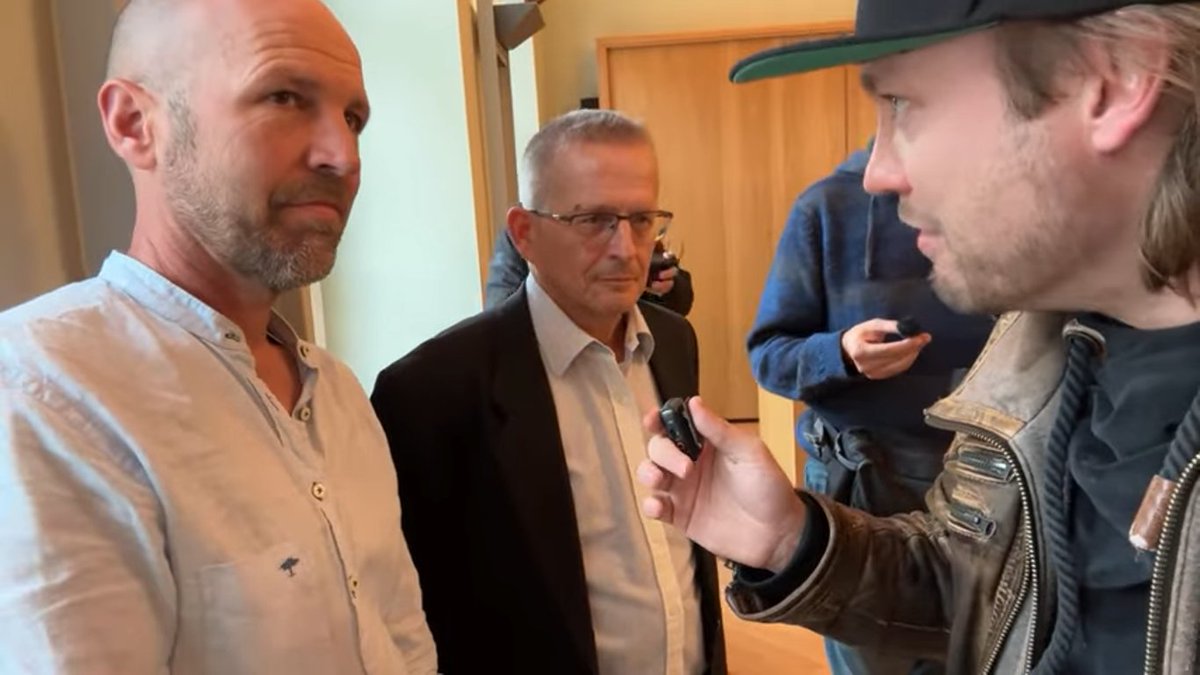 >Polizist Bernd Bayerlein und Anwalt nach Gerichtsverhandlung im Interview<

20.10.25 - Gericht Ansbach - Disziplinarverfahren

Hier geht´s zum Video:
youtube.com/watch?v=udOolV…