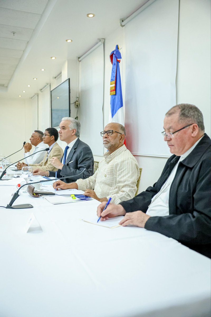 LMDECAMPS's tweet image. Hoy dimos continuidad a los encuentros de la Mesa de los 5 Pilares, un espacio de diálogo, coordinación y acción para seguir fortaleciendo nuestra educación. Escuchar, planificar y trabajar juntos es la mejor forma de asegurar que cada estudiante reciba una educación de calidad.