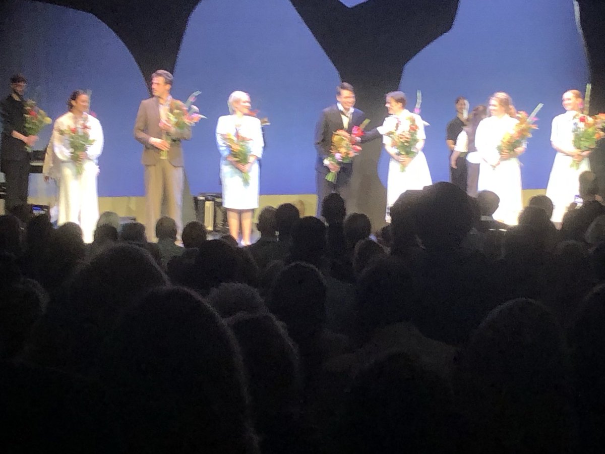 Gisteren première @breldemusical in de prachtige @leidseschouwburg bijgewoond. Het verhaal van Jacques Brel, zijn leven, zijn vriendschap met Georges Pasquier en zijn liefde voor zijn vrouw Miche kwamen tot leven. Met klassiekers als Ne me quitte pas en Amsterdam. Gaat dat zien!