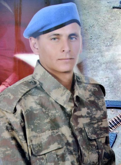 gelinciklerimiz's tweet image. Yıllar önce Mardin’de Pkk’lı terörsitlerin mayınlaması sonucunda bir yiğidimiz şehit düşmüştü; Barış Akkabak..

Annesi vefat etmişti,babası ilgilenmedi. Kardeşleri Çocuk Esirgeme Kurumu’na yerleştirildi.O’na ise anneannesi ve dedesi sahip çıktı, büyüttü..

Unutmadık.…