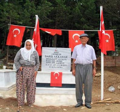 gelinciklerimiz's tweet image. Yıllar önce Mardin’de Pkk’lı terörsitlerin mayınlaması sonucunda bir yiğidimiz şehit düşmüştü; Barış Akkabak..

Annesi vefat etmişti,babası ilgilenmedi. Kardeşleri Çocuk Esirgeme Kurumu’na yerleştirildi.O’na ise anneannesi ve dedesi sahip çıktı, büyüttü..

Unutmadık.…
