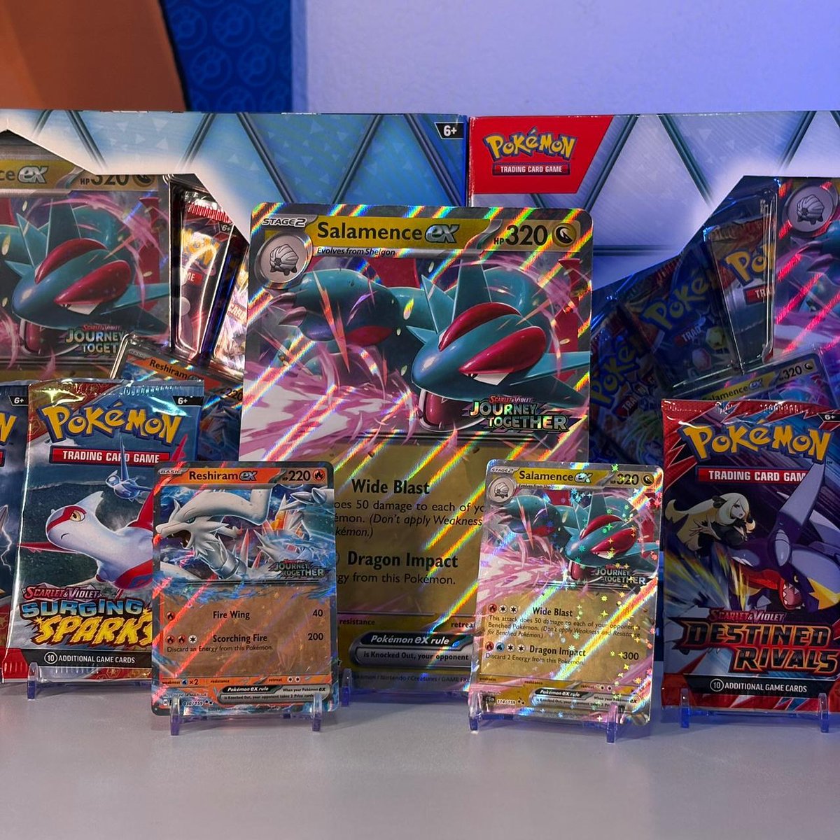LA COLECCIÓN QUE DESATA TU SUERTE 🔥⚡
5 sobres de Destined Rivals, 5 de Surging Sparks y 3 promos exclusivas de Salamence EX y Reshiram EX.
Una combinación que no promete… sorprende.
Cada sobre es una chispa de destino esperando revelarse,
 kantocards.com