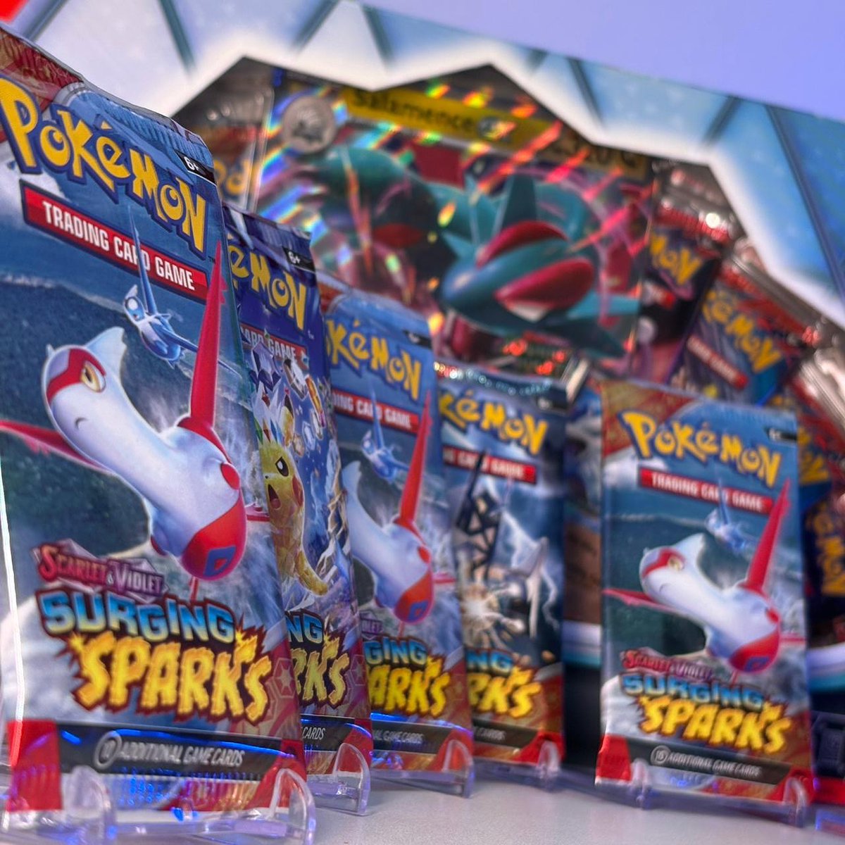 THE COLLECTION THAT UNTIES YOUR LUCK 
5 envelopes from Destined Rivals, 5 from Surging Sparks and 3 exclusive promos from Salamence EX and Reshiram EX.
A combination that does not promise... surprises.
 kantocards.com