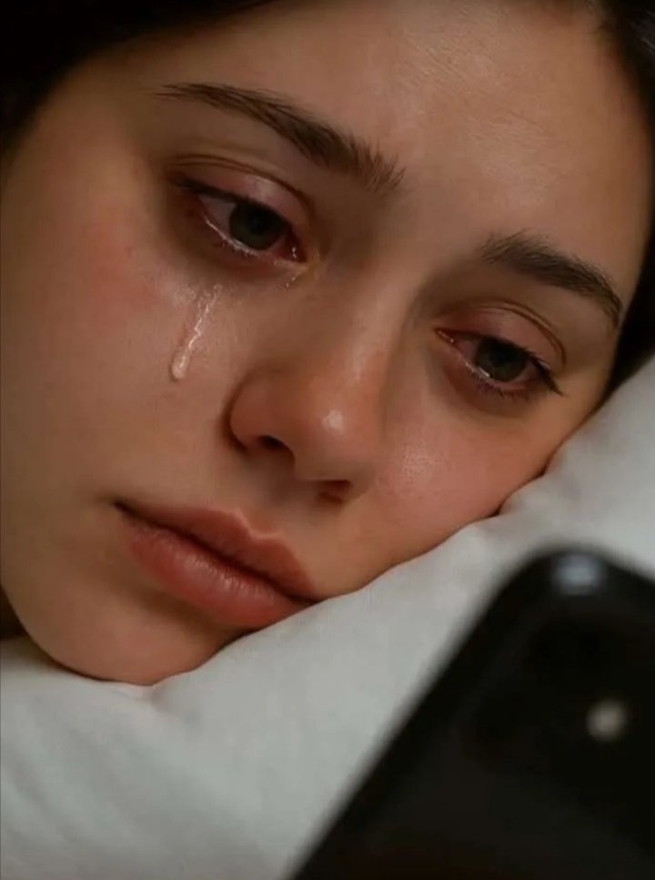 .
يكاد الشوق ينطقني ولكن 
              يرد القلب عنك الكبريـــاء 
ويحملني الحنين اليك دوماً 
              ويمنعني من البوح الحياء 
وكم أرجو اللقاء واشتهيه 
              واخشى أن يبعثرني اللقاء 
فرفقاً ياشقيق الروح  اني 
              دوى القلب واعياه الجفاء
.