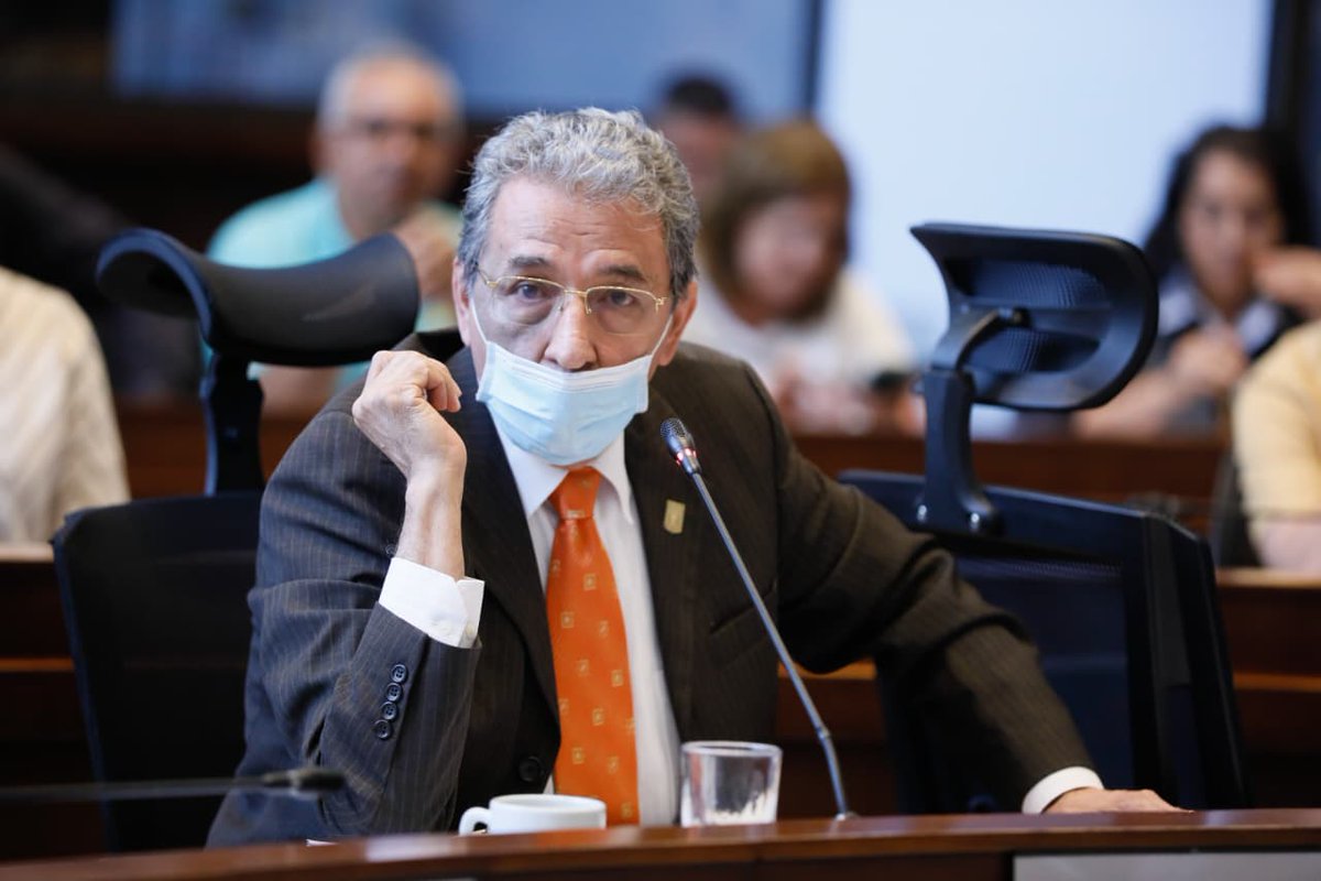 ConcejoMedellin's tweet image. Durante su intervención en la #PlenariaCM, el concejal @LuisGuillermoVl llamó la atención sobre una problemática estructural en el sistema educativo: la limitada capacidad de los jóvenes, especialmente de sectores vulnerables, para elegir libremente entre opciones educativas de…