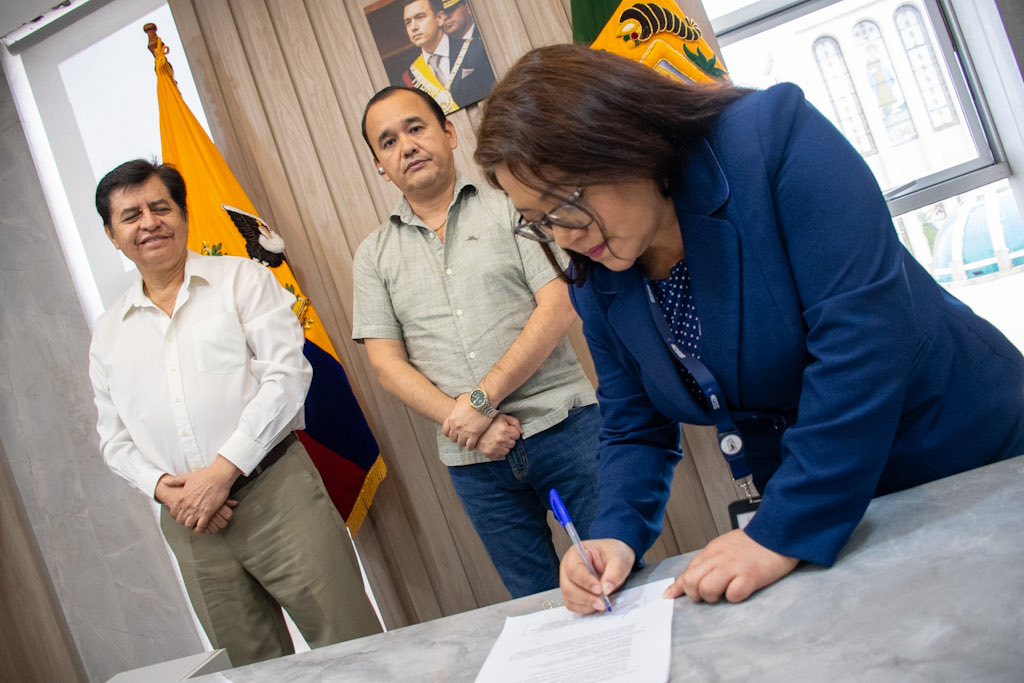 Gdor. <a href="/jimmyblacio_ec/">Jimmy Blacio</a> impulsa el fortalecimiento de atención médica en #Piñas.

🤝 Firma de convenio entre el <a href="/IESSec/">IESS</a> y el Hospital “Reina del Cisne” para mejorar servicios de:

✅ Emergencia
✅ Consulta externa
✅ Tomografía y resonancia
✅ Atención a pacientes en diálisis