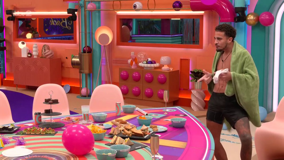 Me flirting "subtly" in the club #BBUK