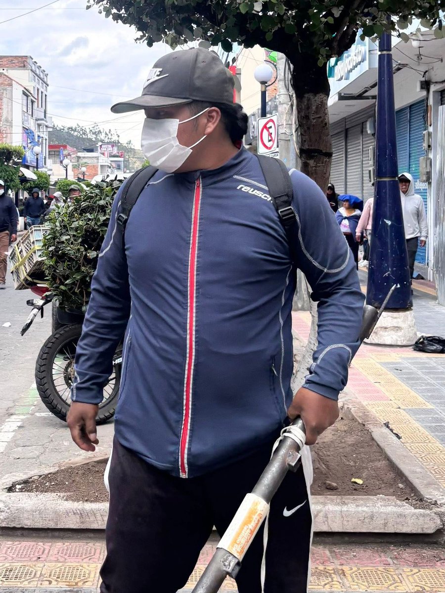 #Urgente ¡MANIFESTANTES DE LA CONAIE SIEMBRAN MIEDO EN IMBABURA!

Delincuentes encapuchados volvieron a atacar hoy en Otavalo, cerrando negocios, arranchando mercadería, pinchando llantas, vacunando a vendedores, agrediendo a compradores, cerrando calles, cobrando por pasar por