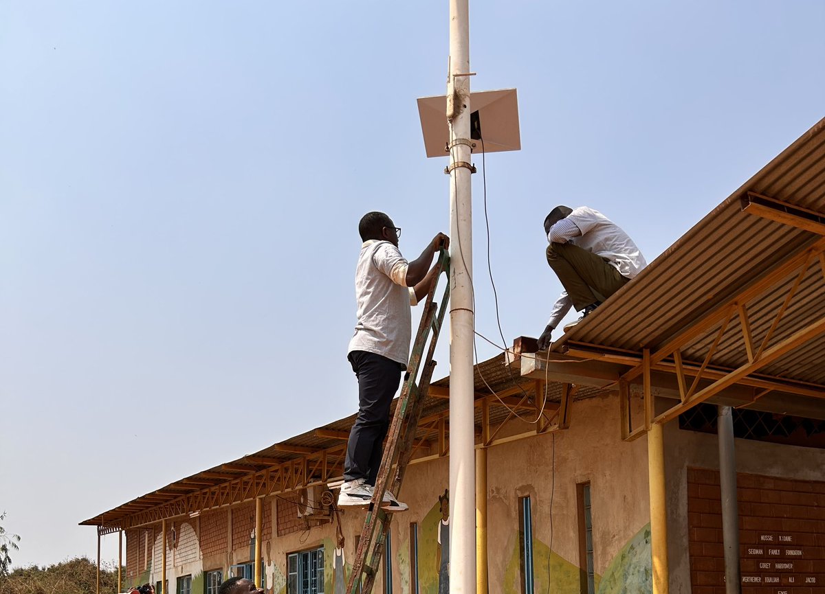 benjimk's tweet image. Certains sont surpris que pour connecter les écoles à Internet (Starlink 🛰️), nous fassions nous-mêmes les installations, sans engager de personnel local.
Pour nous, c'est le vrai sens du volontariat : venir mettre la main à la pâte, partager nos compétences et nos efforts pour…