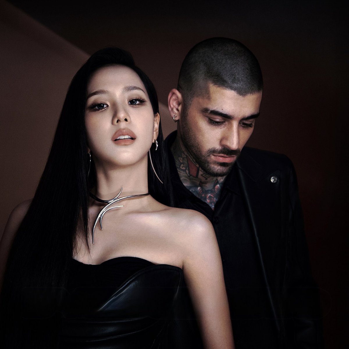 NEWSJISOO's tweet image. EYES CLOSED by #JISOO and Zayn debuts at #72 on the Billboard HOT 100.