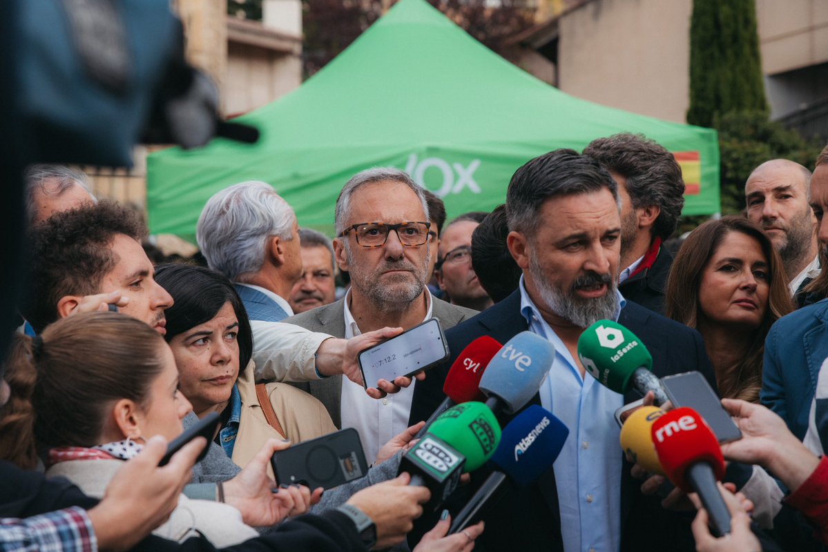 Carlos Pollán Fernández (@carlospollan) on Twitter photo Esta tarde con nuestro Presidente <a href="/Santi_ABASCAL/">Santiago Abascal 🇪🇸</a> en #Segovia.
Impresionante el cariño de los segovianos mostrándonos su apoyo y su ánimo.
El Presidente que España necesita.
Gracias <a href="/VOXSegovia/">VOX Segovia</a> por vuestro trabajo. Esta tarde con nuestro Presidente <a href="/Santi_ABASCAL/">Santiago Abascal 🇪🇸</a> en #Segovia.
Impresionante el cariño de los segovianos mostrándonos su apoyo y su ánimo.
El Presidente que España necesita.
Gracias <a href="/VOXSegovia/">VOX Segovia</a> por vuestro trabajo.