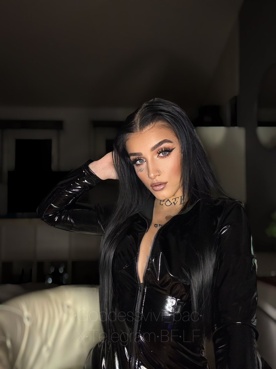 Engel? 
Nein, Liebling. Ich bin die Göttin mit den schwarzen Flügeln, die dir zeigt, wie göttliche Kontrolle schmeckt.🖤🪽
Du darfst träumen doch selbst Träume verneigen sich vor mir 👑✨