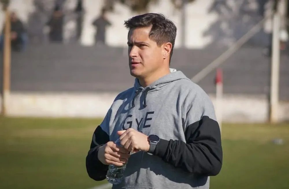 juansuraci's tweet photo. #GimnasiaMza Fernando Porretta @DosDePunta_Mza 
“Cuando perdimos de local, que fue el único, con Temperley me puse mal. Ese día decidí que teníamos que cambiar al DT. A la noche viajé a Buenos Aires y tomé la decisión. Era duro, me podía equivocar. Sentí que teníamos que cambiar”
“Ariel (Broggi) tiene contrato hasta diciembre. Ambas partes tenemos ganas de seguir, pero tenemos que conversar”
“Se tienen que quedar entre 12 y 14 jugadores del actual plantel”
“Haremos uso de la opción por Lencioni y Saavedra”
“Los refuerzos que vengan queremos que tengan buen pie”