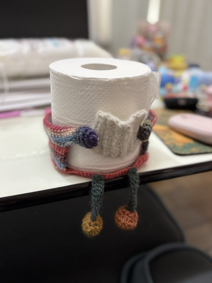私の実妹は編み物が趣味で何か提案するとササっと作ってくれるんやが
彼女の娘で私のJK姪っ子ちゃんも得意らしい
週末にトイレットペーパーホルダーを作ったと言うので拝見
な、なんとこの子〜本を読んどるがな〜
マジか〜可愛いすぎるがな〜
妹もポストしたいのに、私がさせてもらえることになった