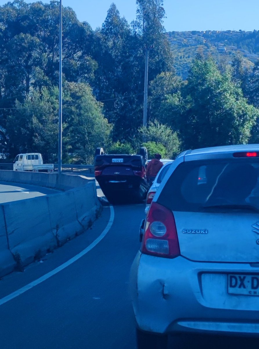 Ronnylon's tweet photo. @sitiodelsuceso vehículo volcado frente a Canal Beagle Viña del Mar https://t.co/twpetj9RVd
