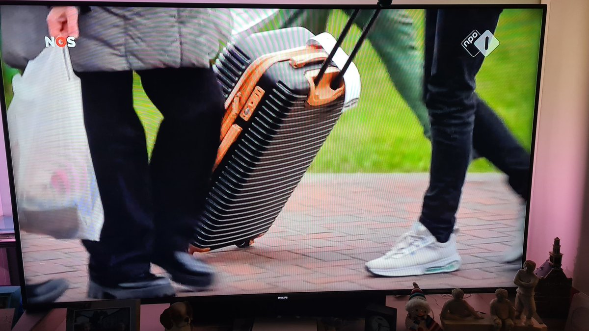 25licks's tweet photo. @dendolly1 Kwamen ze met de #KLM en luxe #rolkoffer.
De rest kregen ze in huis niet alleen bestek
Wat dacht u van #bedden TV Laptops PC potten pannen
#Tandartsverzekering #ziektekostenverzekering met #uitkering enz. enz. Niet lachen graag https://t.co/EgKRhYtwWR