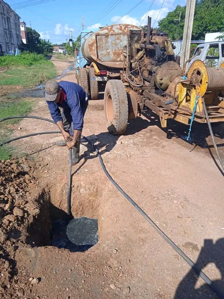 eaacav's tweet photo. 👉Con el propósito de mejorar la calidad de vida en el municipio Baraguá. La brigada de acueducto acometen acciones de servicios de desobstrucción en varias arterias del territorio. 

#EAACV 
#Cuba https://t.co/jnnEeWXRjQ