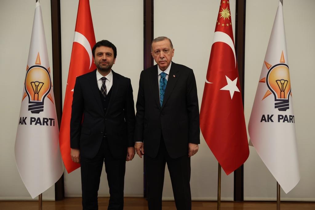 CHP sözcülerinin Sn.Cumhurbaşkanımız’a
karşı ahlaksızca, hayasızca ithamları kendi seviyelerinin ifşasıdır.Bu hakaretleri lanetliyor, aynen muhatabına iade ediyoruz. CHP’lilerin içlerinin dışavurumu olan bu sözler muhalefetlerinin tükenmişliğinin de göstergesidir.
#MilletinAdamı