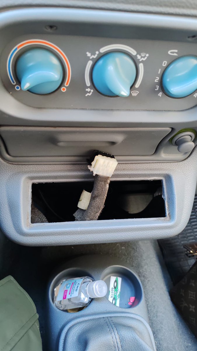 Les cambrioleurs du Louvres ont encore sévi dans la nuit du côté de Rouen ! Faut vite les arrêter ! Un poste radio, un support téléphone et une boîte de chewing-gum quasiment neuve !!! 
#louvres #rob
