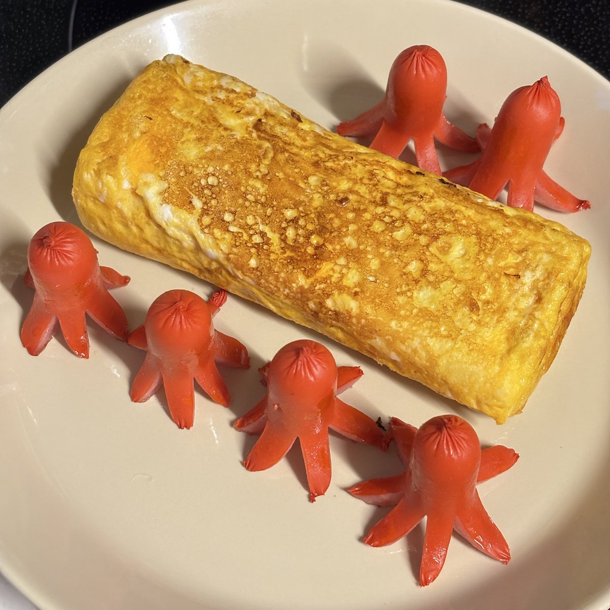 _axis's tweet image. バス遠足の弁当作ってるけどなんか宇宙人が侵略しに来たみたいになってもた