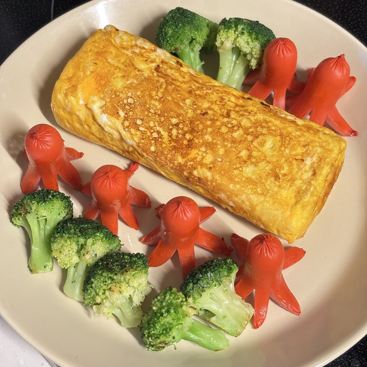 _axis's tweet image. バス遠足の弁当作ってるけどなんか宇宙人が侵略しに来たみたいになってもた