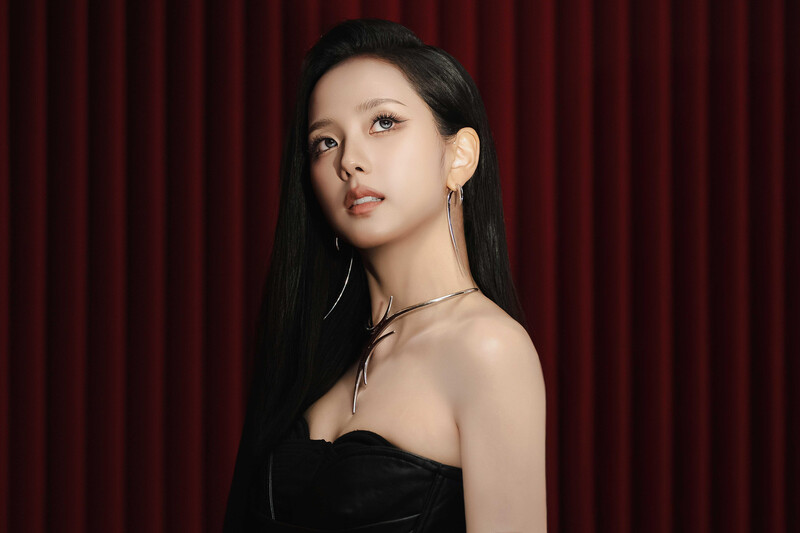 chartdata's tweet image. All four members of @BLACKPINK have now charted on the Hot 100 as soloists.