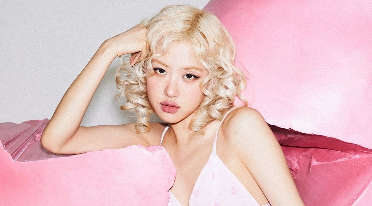 chartdata's tweet image. All four members of @BLACKPINK have now charted on the Hot 100 as soloists.