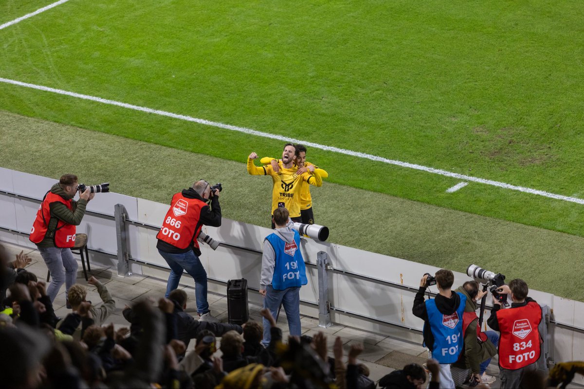 saschateschner's tweet photo. Mooi 3 punten tegen een directe concurrent. Als dit team zo blijft knokken en wij blijven er massaal achter staan, dan kan het nog heel mooi worden. Vanavond genoten van een verdiende 2-0! #rodajc #rodajckerkrade #rjcalm #rodalm #almerecityfc #keukenkampioendivisie #derde https://t.co/uww4WiXEh3