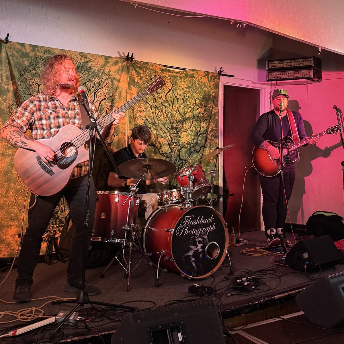 Not just one but two great acoustic gigs last week. Iona Sky at The Sebright Arms and Flashback Photograph at KontraFest 🎼