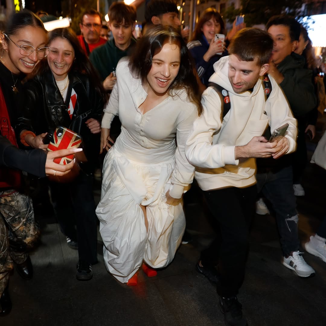 rafaa_vt's tweet image. Rosalía corriendo por los alrededores de la Plaza del Callao en Madrid perseguida por una ola de fans