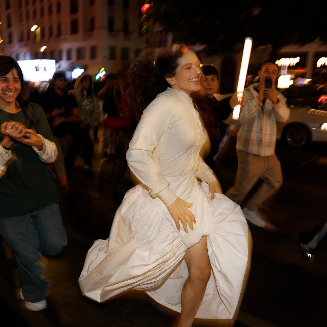 rafaa_vt's tweet image. Rosalía corriendo por los alrededores de la Plaza del Callao en Madrid perseguida por una ola de fans