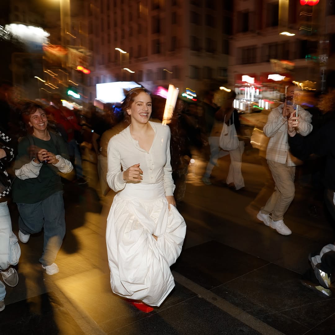 rafaa_vt's tweet image. Rosalía corriendo por los alrededores de la Plaza del Callao en Madrid perseguida por una ola de fans