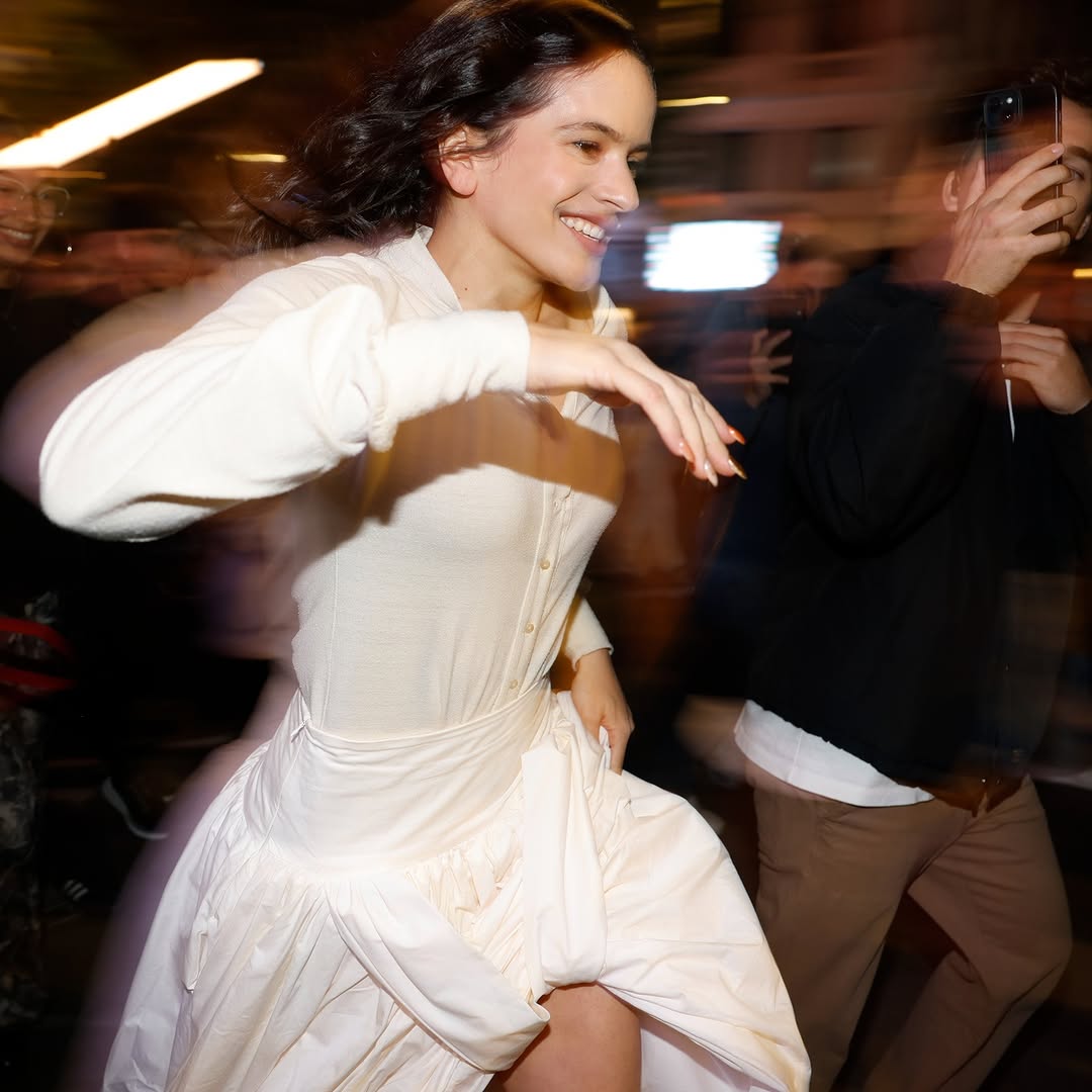 Rosalía corriendo por los alrededores de la Plaza del Callao en Madrid perseguida por una ola de fans