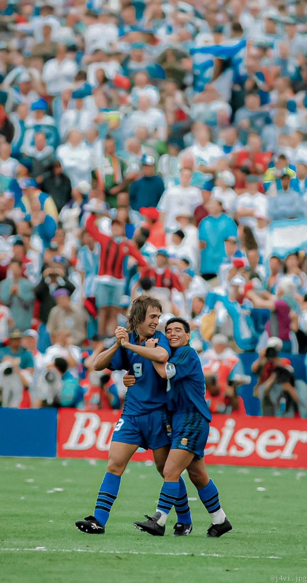 "El 'Bati' para mí fue el mejor 9 que tuvimos. Tenía un fierrazo en la derecha. Tenía el arco entre ceja y ceja".

Diego Maradona sobre Gabriel Batistuta.

#Maradona #DiegoEterno