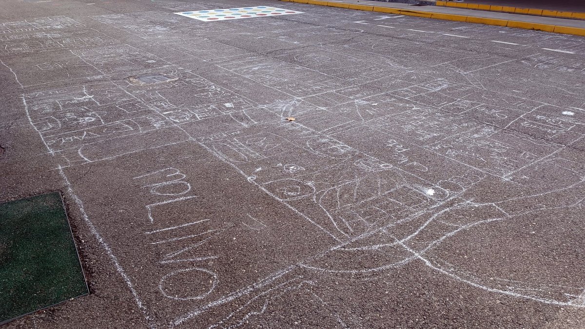 #JEP2025 l Fantástica mañana en Valdepeñas de Jaén con <a href="/Sagarq_/">Manuel Saga</a> y <a href="/Evaa_ag/">Eva Amate</a> , quienes han facilitado un taller de urbanismo y paisaje donde estudiantes de primaria han podido descubrir, de manera activa y participativa, la historia de los primeros vecin@s de Valdepeñas de Jaén