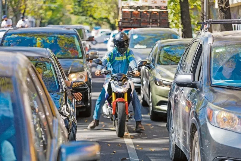 Circular entre vehículos pone en riesgo tu vida y la de los demás. 🏍

Las motocicletas deben usar su carril completo, tal como lo establece la Ley de Movilidad, esto te brinda mayor seguridad, visibilidad y reduce el riesgo de accidentes. 🙌🏻