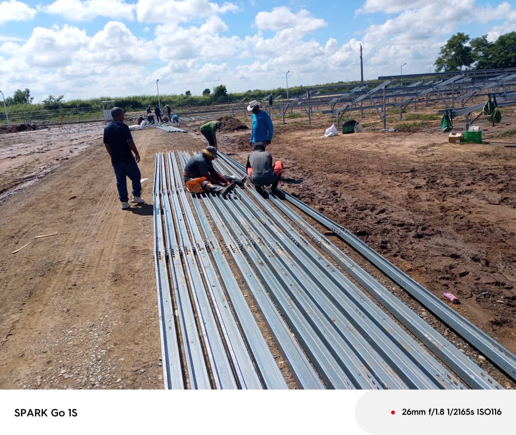 Yanet_SNTCTunas's tweet photo. Los parques fotovoltaicos son una fuente de energía renovable y sostenible para nuestro futuro, y los constructores tuneros están inversos en este proceso sin descanso en el #PSFV SubEstación 220kw.
#PorLasTunasLaVictoria @Misael82834031 https://t.co/bbEXGNze5B