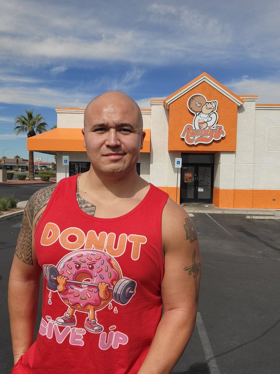 ChrisMaverick3's tweet photo. I'm back with a new cheat day vlog where my cheat day takes me to @RandysDonutsLA in Las Vegas. Coming soon to YouTube!!! https://t.co/HhYTjni31P