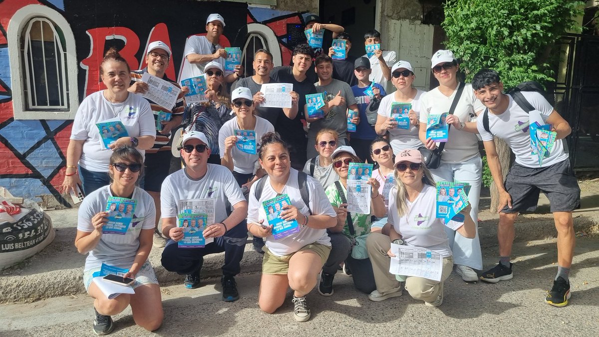 ValeOroNqn's tweet photo. Caminamos las calles, presentando la propuesta de #LaNeuquinidad #DuctoMPN
Este domingo 26/10 🗳
#JulietaCorroza
#PepéOusset
Senadores 
#KarinaMaureira
#JoaquinPerrén
Diputados https://t.co/aQnJ7A439j
