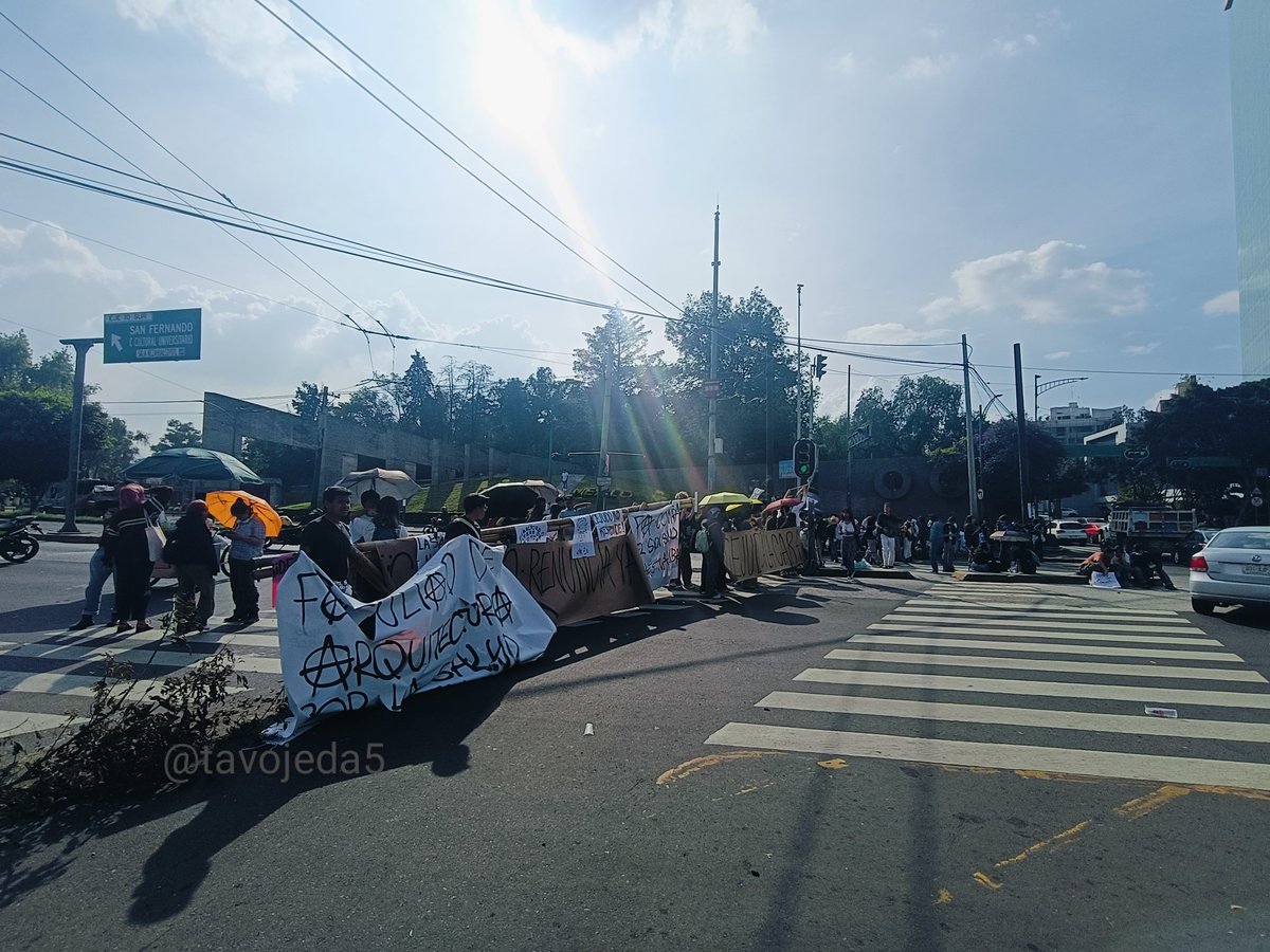 Un grupo de alumnos de la Facultad de Arquitectura de la <a href="/UNAM_MX/">UNAM</a> cierra toda la Av. Insurgentes con el Eje 10 Sur, Av. Copilco en demanda de soluciones de varios problemas en el interior de la facultad. Tampoco pasa el <a href="/MetrobusCDMX/">Metrobús CDMX</a> de la L1 en este tramo sur de la ciudad.