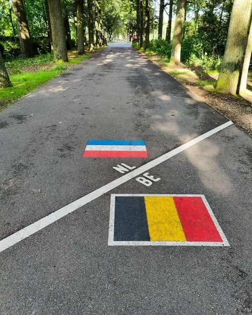 حدود بلجيكا 🇧🇪 و هولندا 🇳🇱 

Border of Belgium &amp; the Netherland