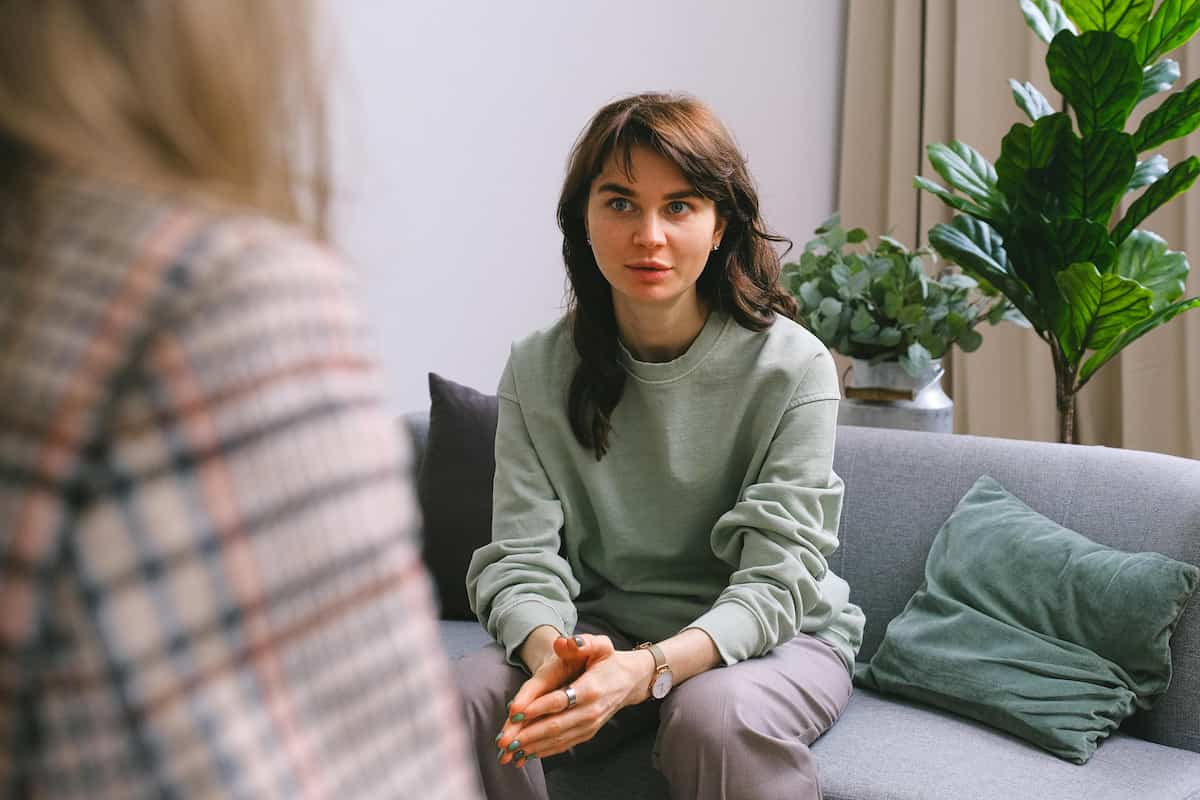 PsyBlog's tweet image. When Giving Mental Health Advice, Most People Make This Mistake (M) spring.org.uk/2025/10/mental…