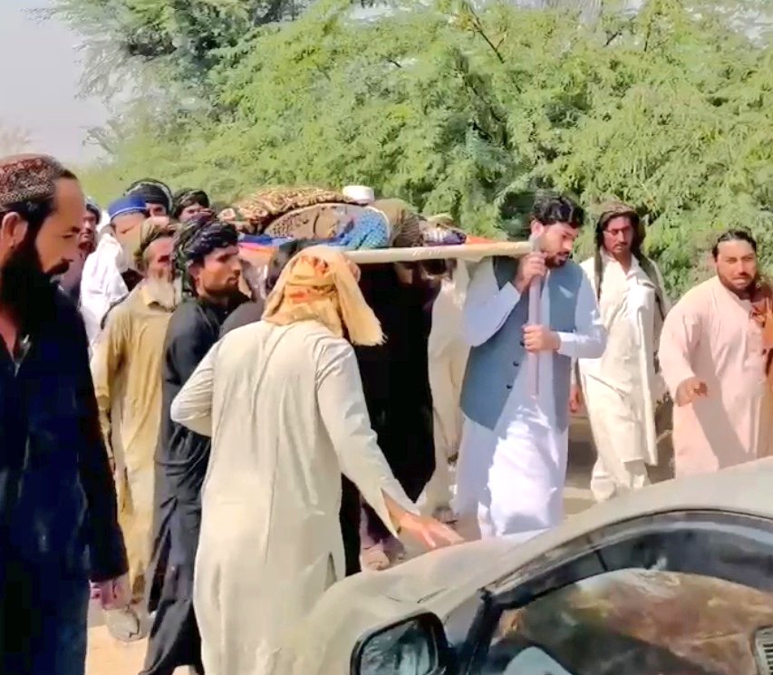 علی امین گنڈا پور اپنے کارکنان کی ہر مشکل میں شامل ہوتے ہیں۔ قطب شاہ پابندِ سلاسل ہیں اور علی امین مسلسل ان کی مالی معاونت کر رہے ہیں۔
قطب شاہ کی والدہ مرحومہ کے جنازے میں علی امین کی ہدایت پر ہماری ٹیم شریک ہوئی۔
پارٹی شہداء, زخمیوں اور قیدیوں کے مچلکوں کے لیے جو کچھ علی امین نے