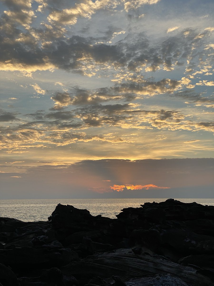 โขดหินหน้ารร.สวยด้วยครับ ช่วงพระอาทิตย์ตกมู้ดดีมากครับ