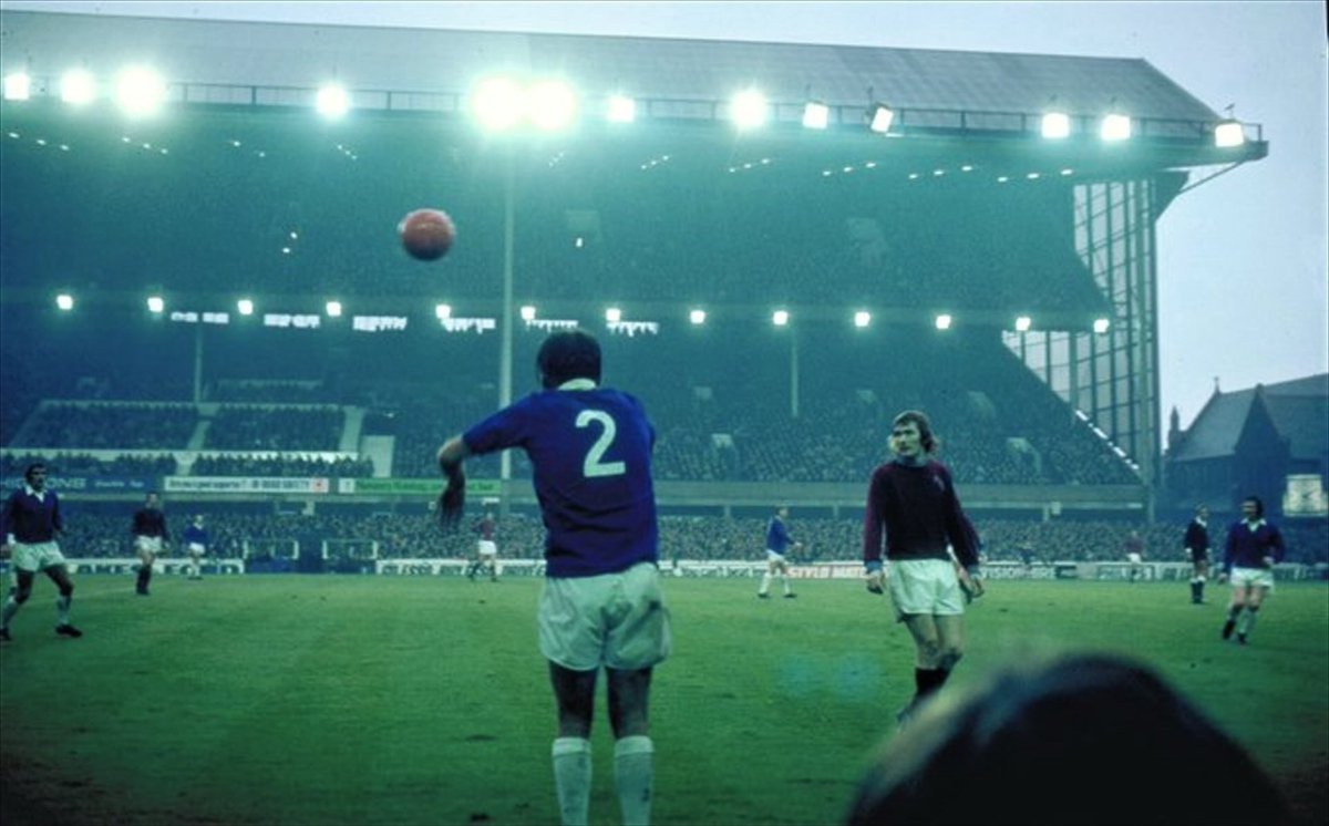 The orange ball, the royal blue and white socks/shorts combo, with the towering Main Stand looming over St Luke’s 🤌🏽

Ultimate retro fan-view Evertonia 

What a photo 🏐