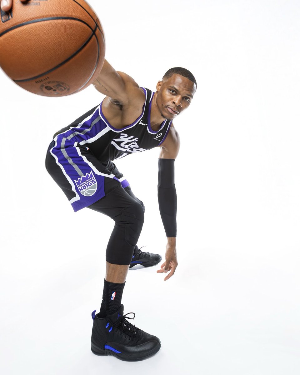 SLAMKicks's tweet image. New city, new Js.

Russ got to Sacramento and laced up the Air Jordan XII “Dark Concord”
