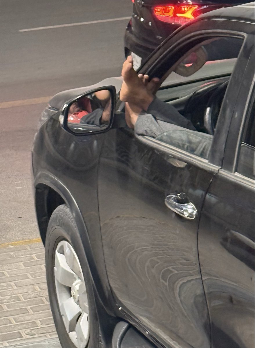 docpharaon's tweet photo. @Thouq_orgتنتشر  ظاهرة قيام بعض السائقين بإخراج أقدامهم من نوافذ المركبات أثناء الانتظار.
هذا السلوك يُعد مظهرًا غير لائق ومخالفًا للذوق العام، ويمسّ الحقين العام والخاص.
نُقترح إدراج هذا التصرف ضمن لائحة مخالفات نظام الذوق العام والتشديد في تطبيق العقوبات للحد من هذه الممارسات. https://t.co/ARG37lDsYa