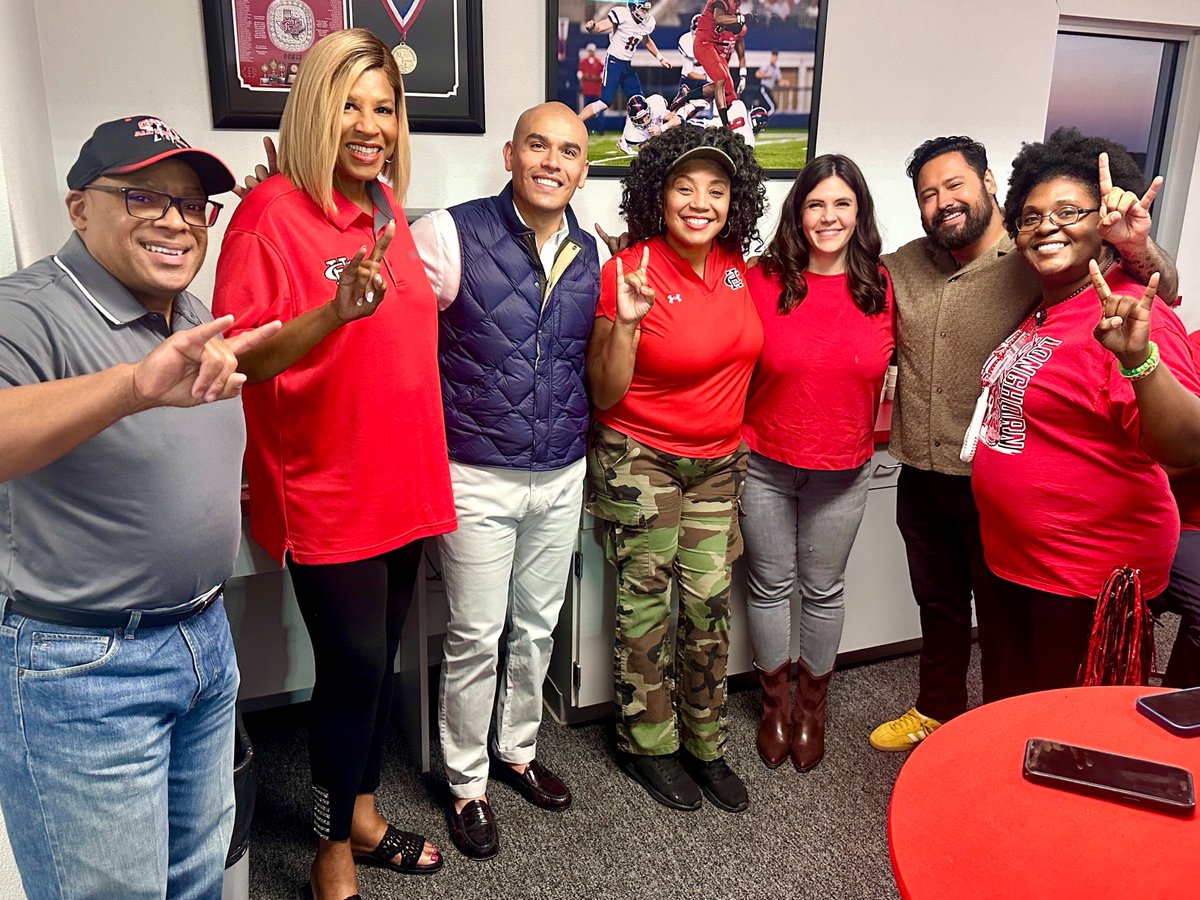 cedarhillisd's tweet image. The game may not have ended as we hoped, but the night was a celebration of partnership and connection!
Thank you to Miguel Solis, Tamara Harrington, and Joey Rodriguez from @Commit2Dallas, and Pastors Toby Snowden & Steve Boyer, for supporting CHISD. ❤️ #CommunityStrong