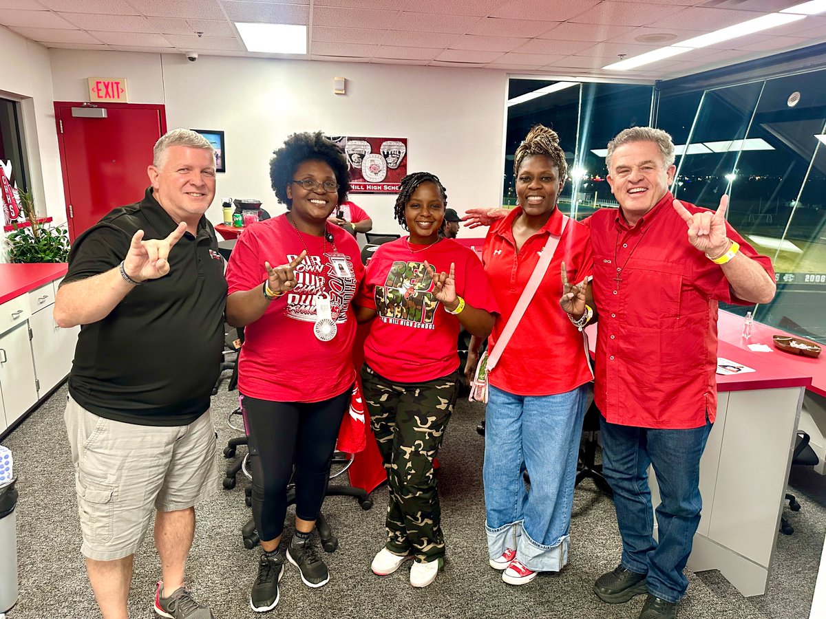 cedarhillisd's tweet image. The game may not have ended as we hoped, but the night was a celebration of partnership and connection!
Thank you to Miguel Solis, Tamara Harrington, and Joey Rodriguez from @Commit2Dallas, and Pastors Toby Snowden & Steve Boyer, for supporting CHISD. ❤️ #CommunityStrong